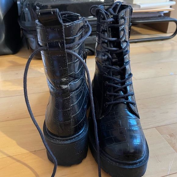 Steve Madden Black Crocodile Platform Combat Boots - Women’s 8.5 - Picture 4 of 7
